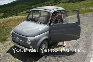 Visitare la Val d’Orcia con un’auto vintage: itinerario tra borghi e paesaggi toscani